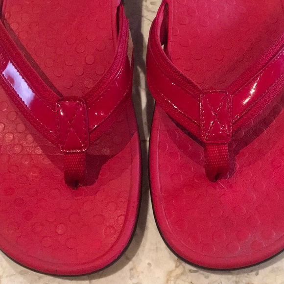 red vionic sandals